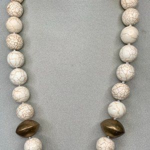 Single strand statement necklace